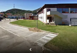 La struttura più adatta per creare una o più linee vaccinali a servizio non soltanto di Busca, ma eventualmente anche del territorio limitrofo e delle vallate, potrebbe essere il palazzetto dello sport